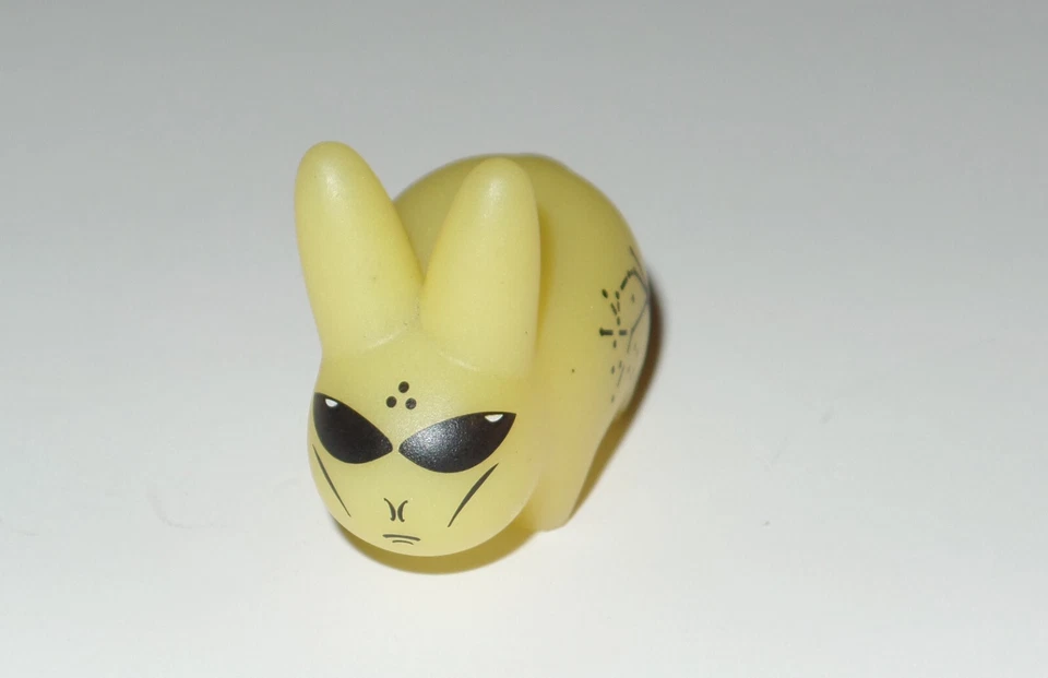 Kidrobot Lore of the Labbit Alien Brilla en la Oscuridad GID 1.5" Figura Vinilo Kozik Foto 2 de 4