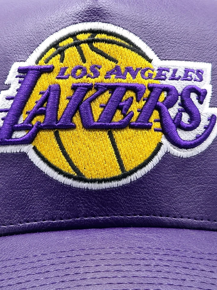 Sombrero ajustable con correa de hebilla de cuero sintético Mitchell & Ness 50TH de Los Angeles Lakers Foto 4 de 4