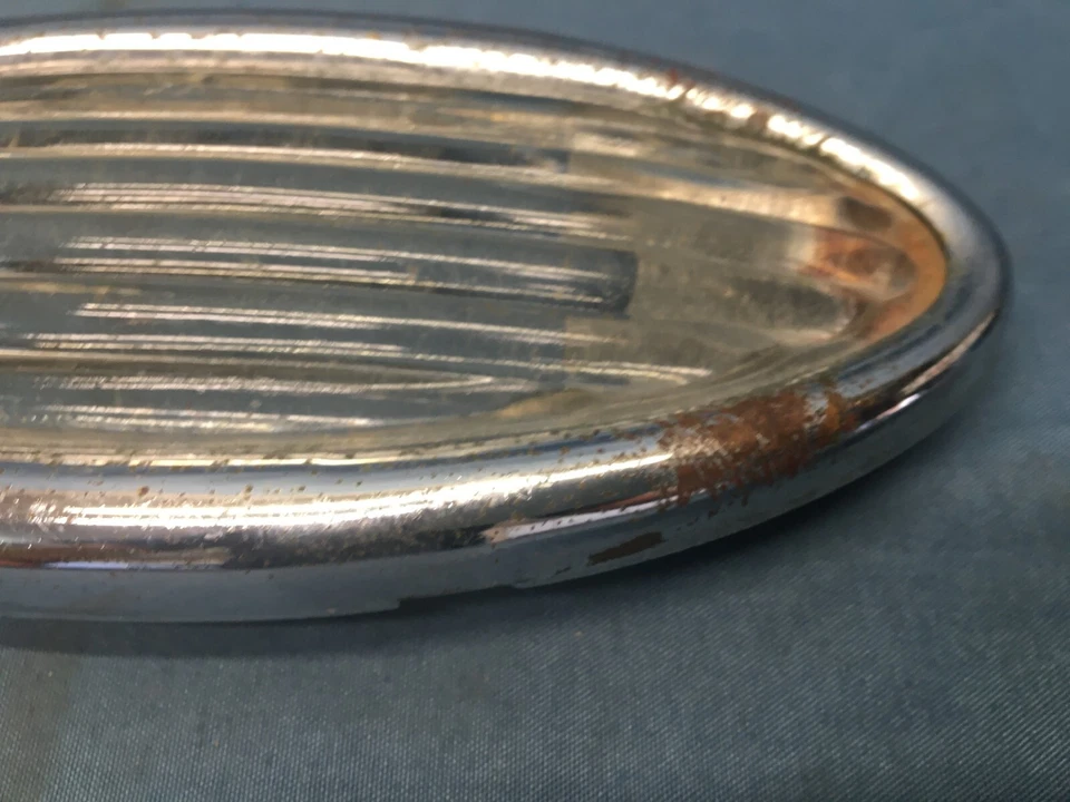 1946-1948 Chrysler Town & Country Oval Dome Light Lens and Bezel Foto 2 de 4