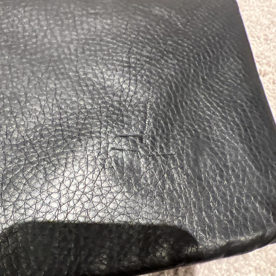 Muñequera sin asas Liz Claiborne de cuero negro - herrajes dorados, cremallera, estilo vintage Foto 4 de 4