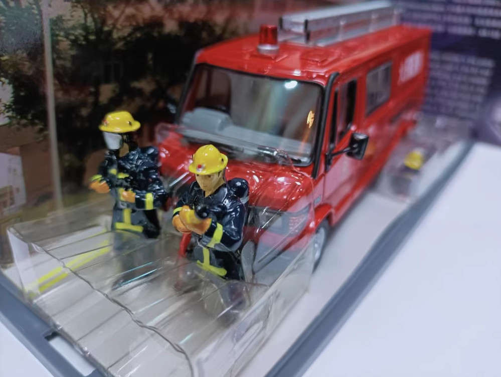 Corgi 1/43 Mercedes Benz 310 Light Rescue Unit van alloy car model with figure 