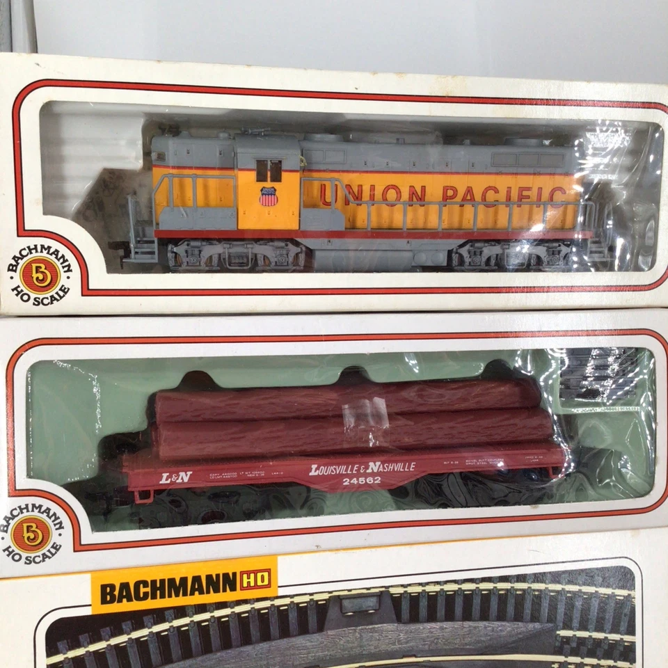 Bachmann HO Union Pacific EMD GP-18 Diesel Locomotive Train Set W Buildings - Image 2 of 4