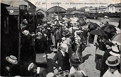 CPA AK LOURDES Les Brancardiers descendant les Malades (415679)