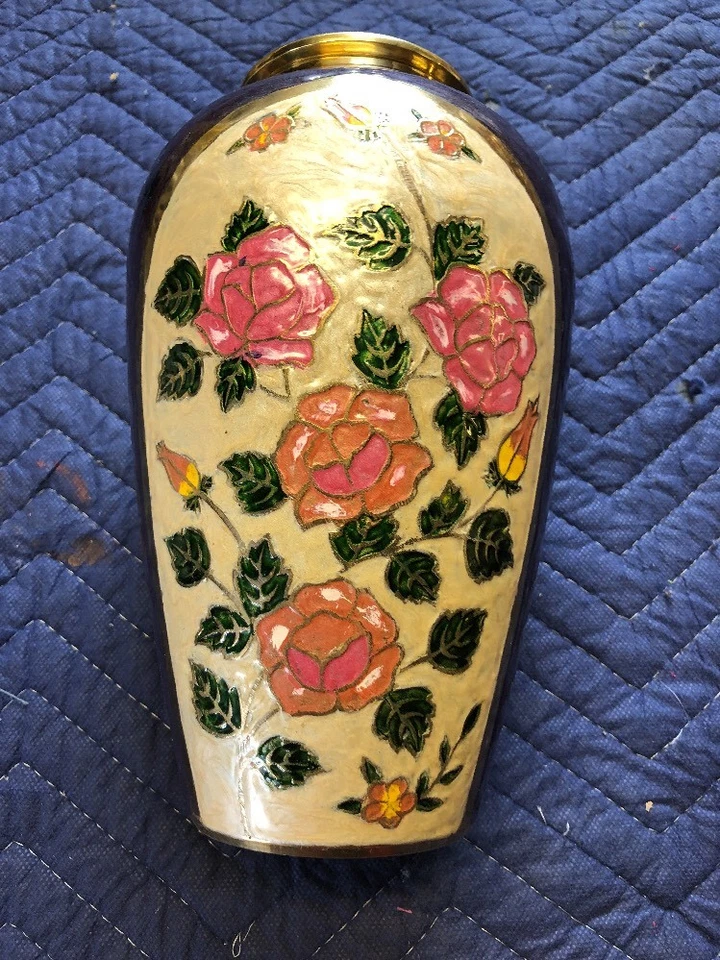 Dos jarrones vintage de latón recubiertos con esmalte hechos en la India Foto 4 de 4