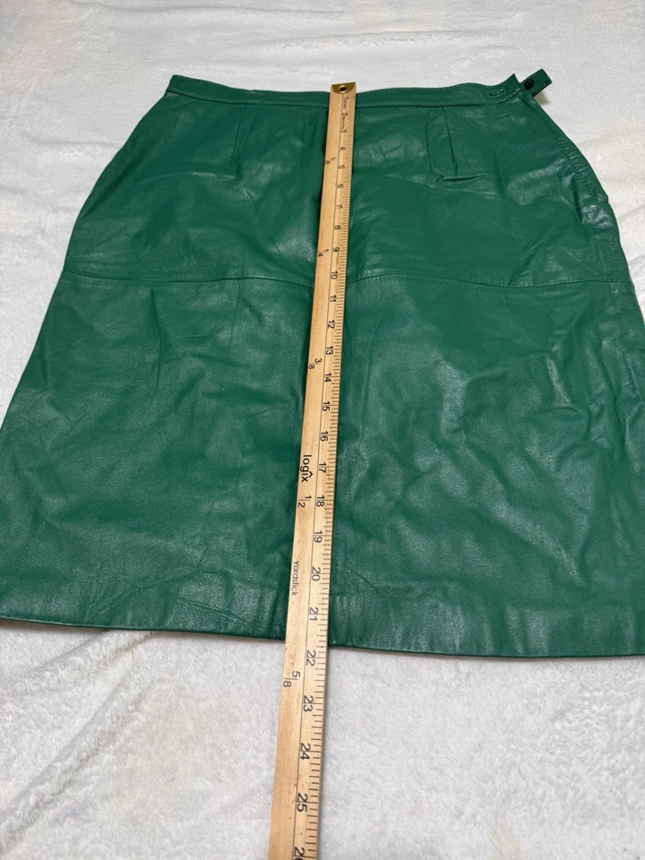 Винтажная изумрудно-зеленая юбка-карандаш из натуральной кожи AVON Fashions. Кнопка 11/12 - Изображение 3 из 4