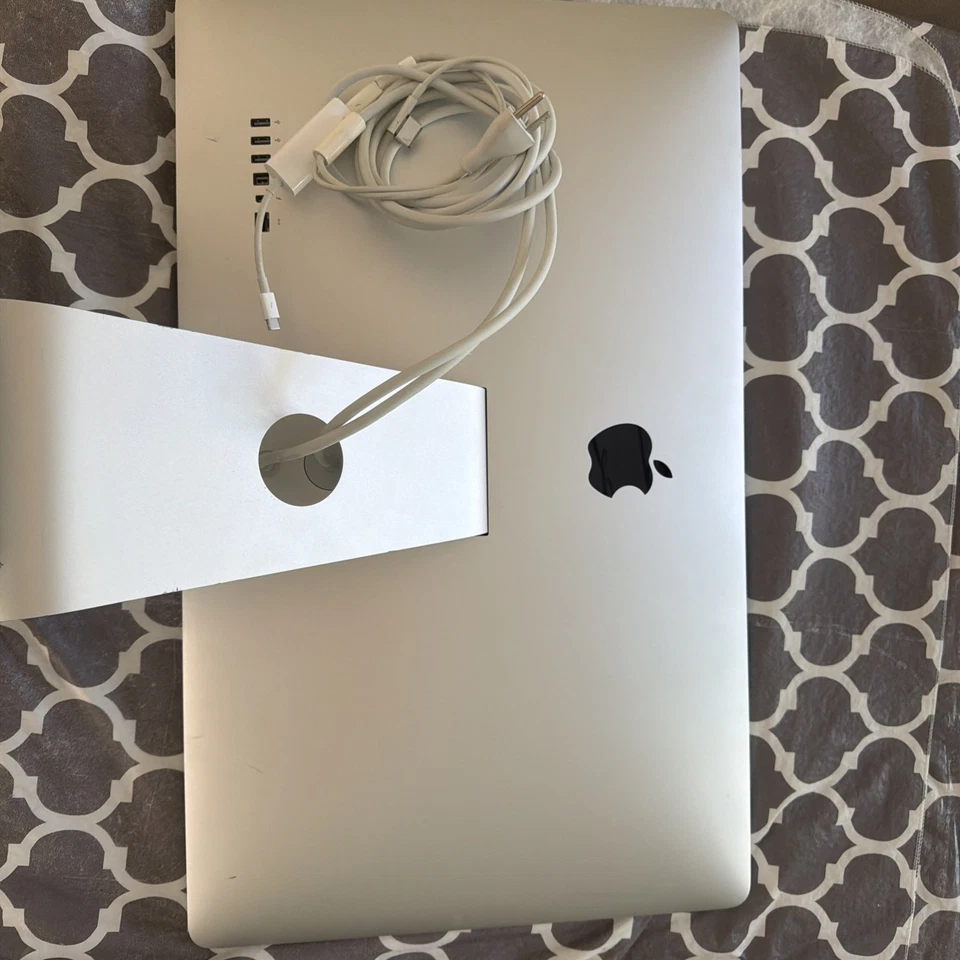 Apple Thunderbolt Display 27" A1407 Widescreen Monitor 2560x1440  Good!! - Image 2 of 4