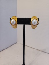 Carolina Herrera Clip Tono Oro en Pendientes con Centro de Perla Imitada. Excelente.
