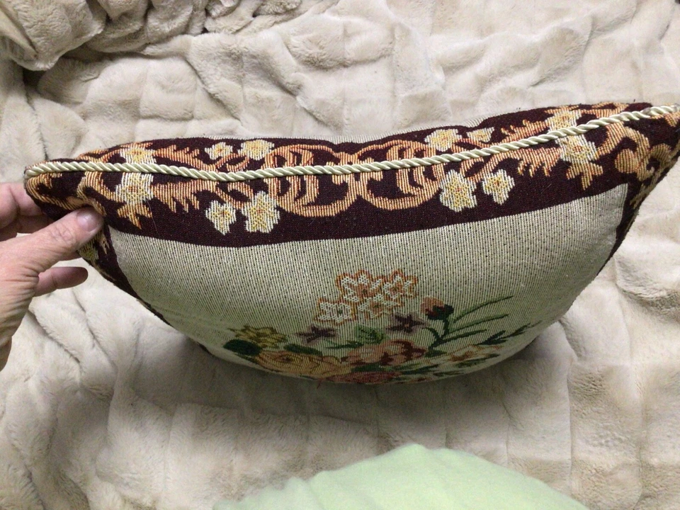 Tapiz de almohada floral rosa, 15x15, granate, oro y bordes blancos con cordón de colección Foto 3 de 4