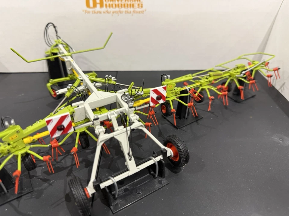 Universal Hobbies - Claas Volto 1320 T Tedder - UH2749 - 1:32 Scale - Mint/New - Image 3 of 4