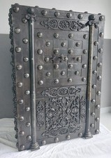 *+ Duży zabytkowy sejf nitowy z kolumnami żelazna skrzynia skarb wojenny +*