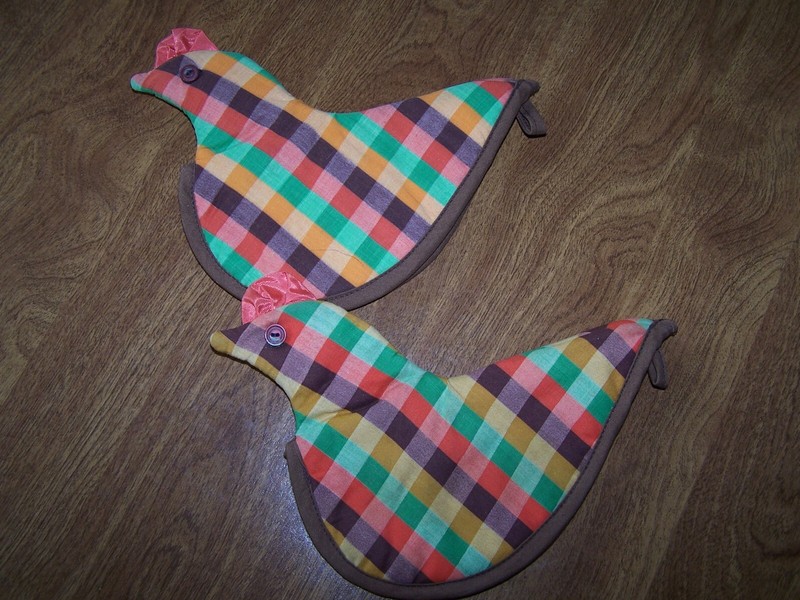 VINTAGE SET OF 2 COLORFUL CHICKEN POT HOLDERS