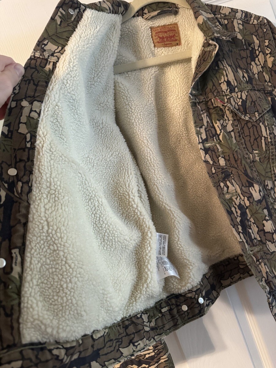 Supreme x Levi's Bark Camo Sherpa Trucker Jacket 2013 - Size Supreme x Levi's Bark Camo Sherpa Trucker Jacket 2013 - Size
