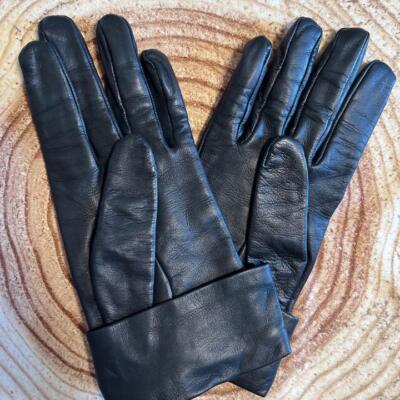 Gucci glove black genuine leather used once elegant size M brand