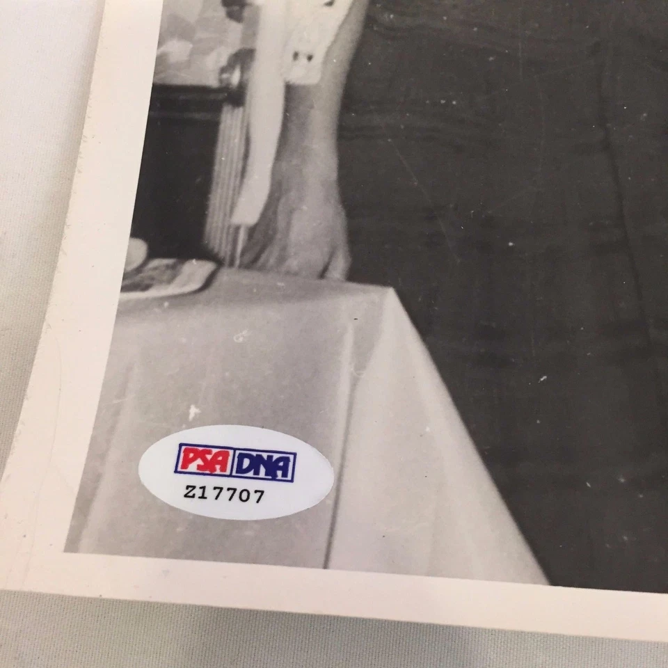 Beautiful 1940's Pee Wee Reese + Wife Signed Autographed 8x10 Photo PSA DNA COA - Image 2 of 3