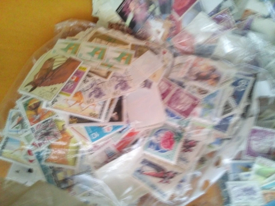 Lot of 1000 different worldwide post stamps - Image 2 of 3