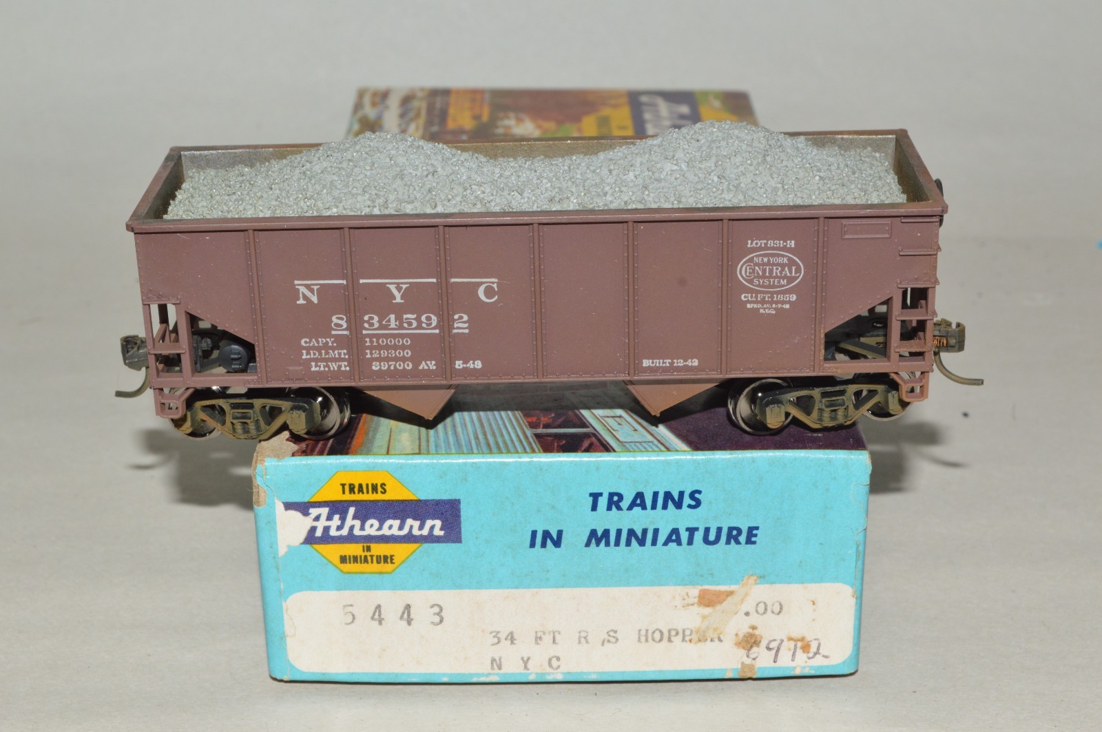 HO scale Athearn New York Central RR 34' 2 bay hopper car train w/ gravel load