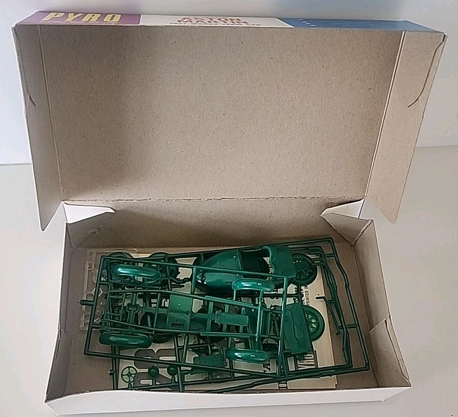 ASTON MARTIN Le Mans - Maquette Plastique à Monter 1/32e PYRO USA 1966