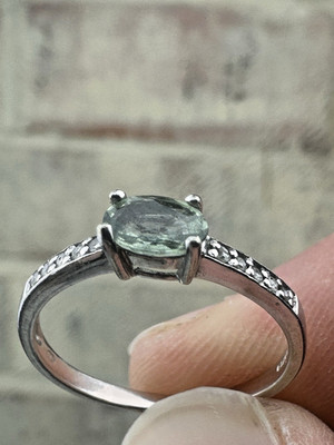 Ring 9 kt 0,375 Weißgold hellgrüner ovaler Stein mit Diamantsplittern Größe UK N 1/2