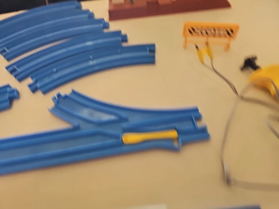 Thomas & Friends Thomas at the Station Set Tomy 2001 Battery Train Motor Tested - Image 4 of 4