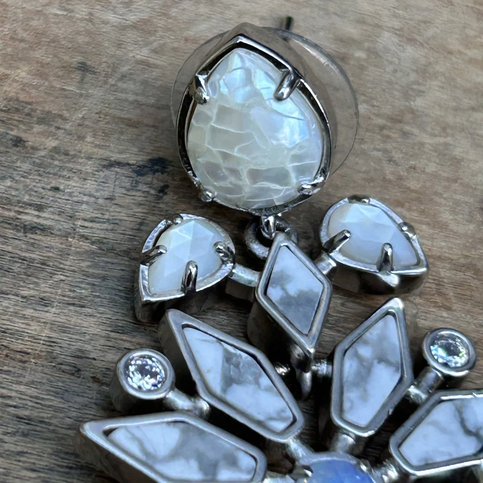 Pendientes Kendra Scott Aurilla Marfil Zellige Blanco Kyocera Ópalo Tono Plata Foto 3 de 4