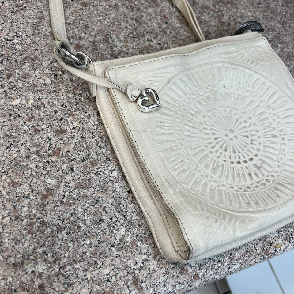 BRIGHTON FERRARA TUNISIA WHT FIONA MEDALLÓN DELANTERO ORGANIZADOR MAGNÉTICO BANDOLERA Foto 3 de 4