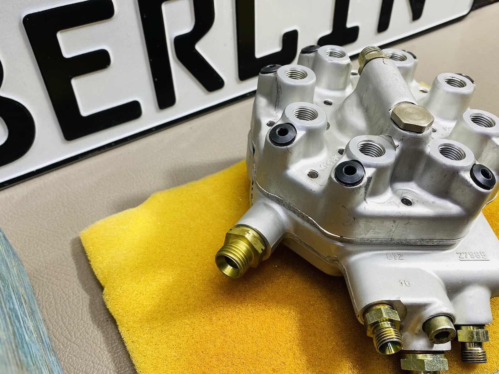 Mercedes Benz W126 R107 W116 Fuel Distributor 0000741313  