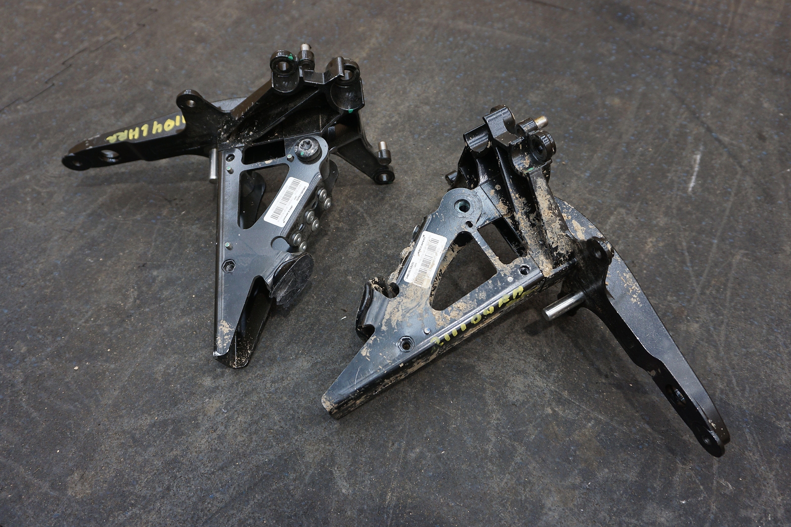 Set Rear Left Right Side Hinge Bracket OEM 11A1653 McLaren 650s Spider 2016