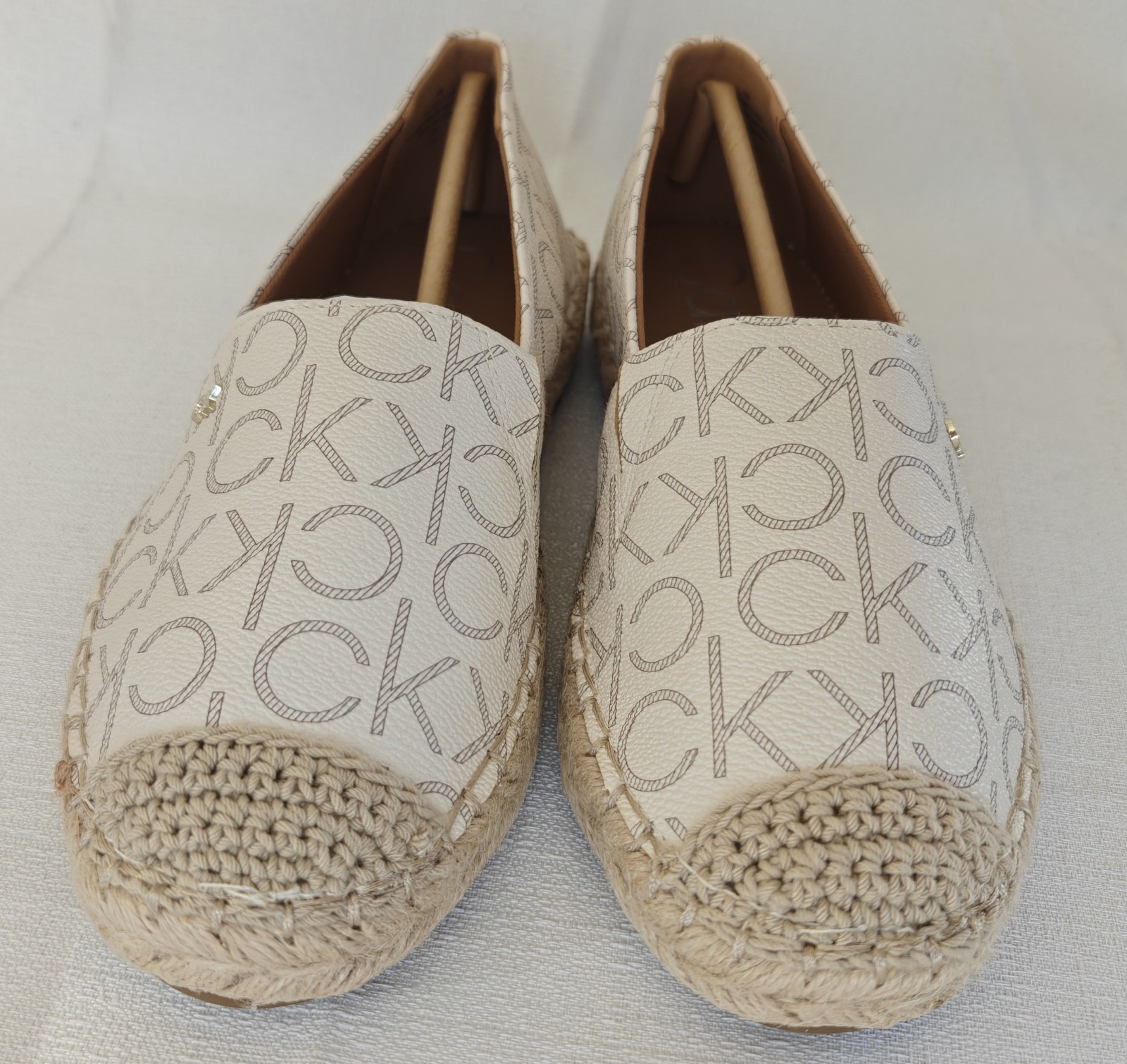 Calvin Klein Women's Popular Casual Ivory Slip-On Flats Size 6M