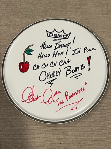 Cherie Currie von den Ausreißer handsigniert & gezeichnet mit Kunstwerk 10" Trommelfell - Bild 1 von 4