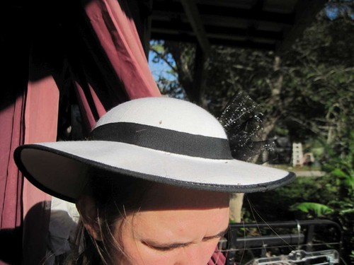 Cappello a tesa larga rigido elegante chiesa domenicale bianco nero con accenti bordo a rete - Foto 5 di 9