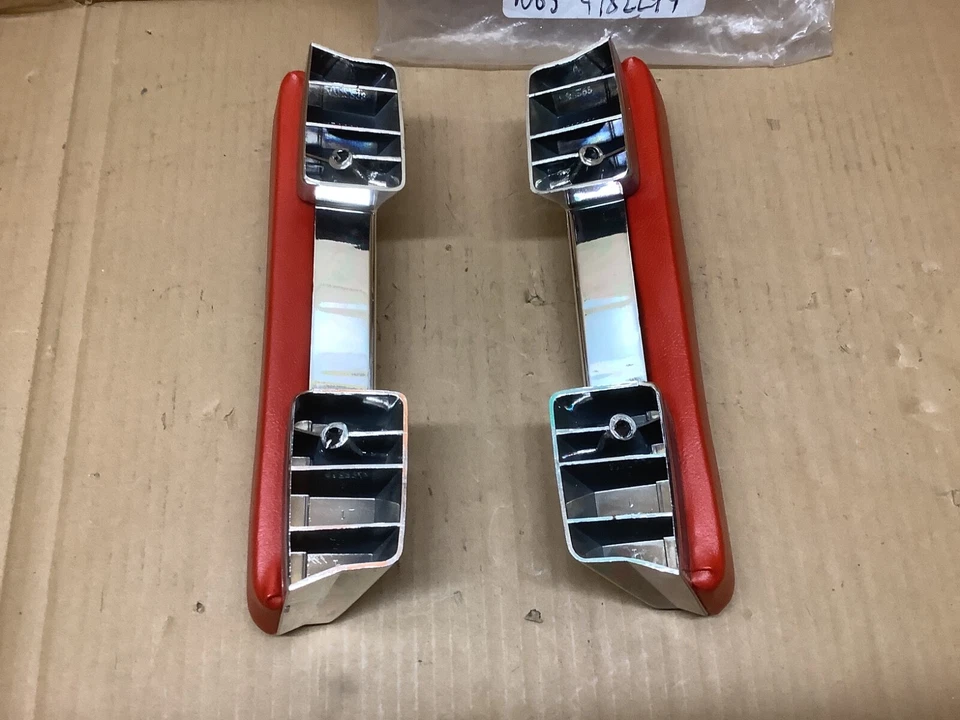 JUEGO REPOSABRAZOS CORVETTE CHEVELLE GTO ROJO CON BASE CROMADA NOS 63 64 65 66 67 4332259 Foto 3 de 4