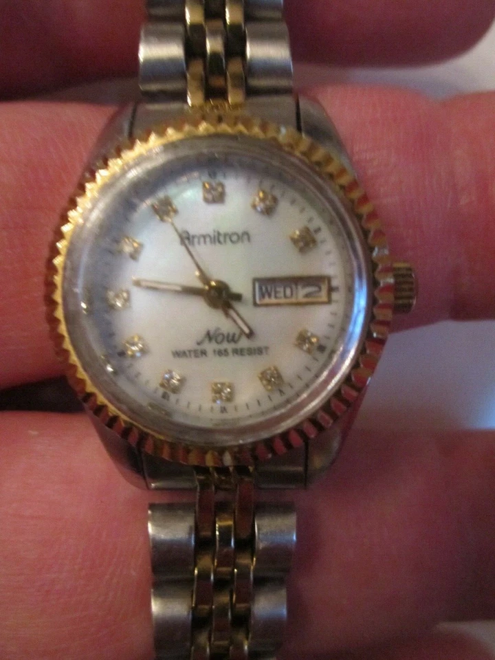 RELOJ ARMITRON NOW PARA DAMA - BISEL ACANALADO CORREA JUBILEO - CUARZO - OFC-10 Foto 2 de 4