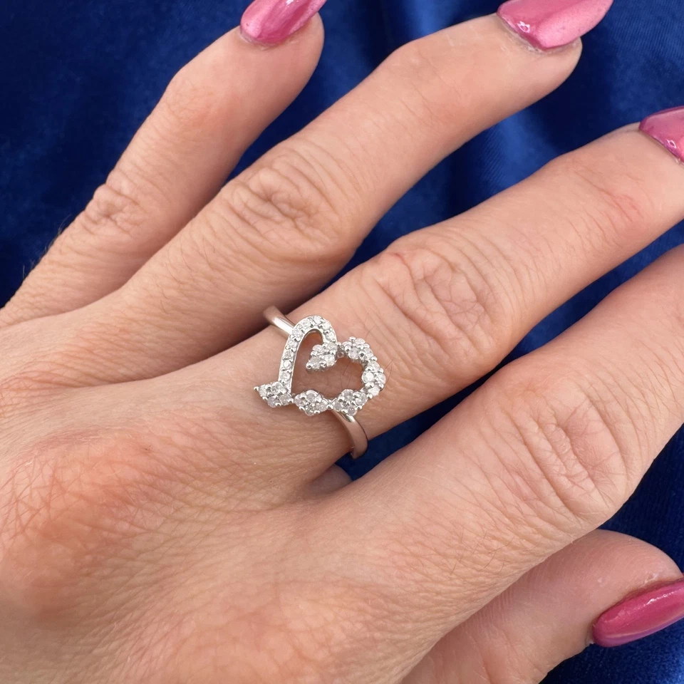 Anillo Estate de oro blanco de 10 quilates con corazón de diamantes 0,27 quilates tamaño 6,5 2,36 g Foto 2 de 4