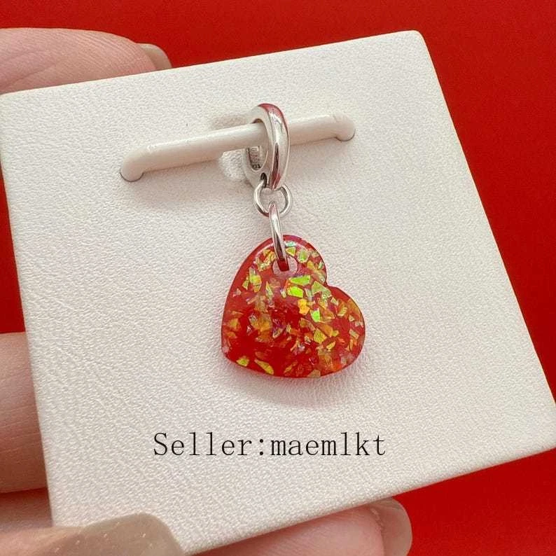 Dije colgante corazón rojo opalescente, dije para pulsera Foto 3 de 3