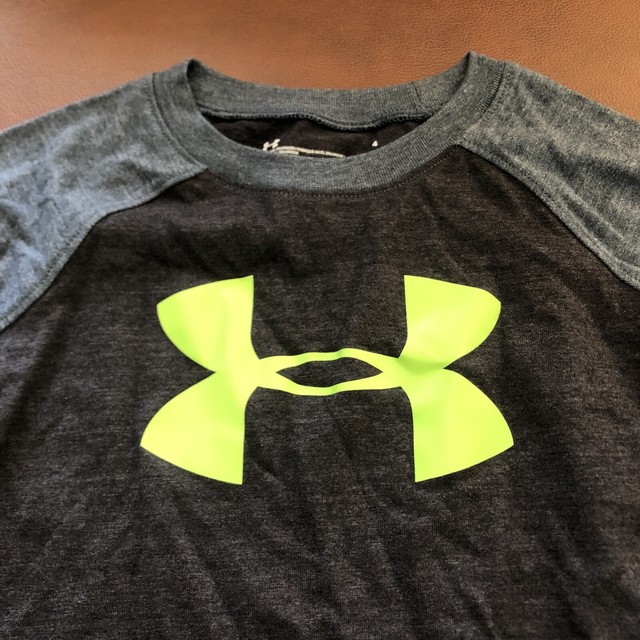 Under Armour Boys Youth Size 5 Gray Red 