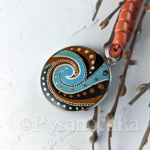 Colgante Pysanka concha de ganso estilo huevo de Pascua en un collar de cerámica hecho a mano - Imagen 7 de 10