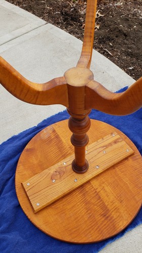 Tiger Maple Queen Anne Style Tripod Table Diameter: 21 1/2" - Picture 5 of 5