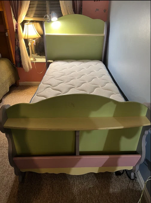 Toys "R" Us Cama Doble para niños, 5-18 edades. Verde y rosa. 1 mesita de noche a juego. Foto 2 de 4