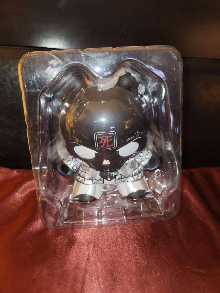 Huck Gee Skullhead BACK IN BLACK Dunny 8