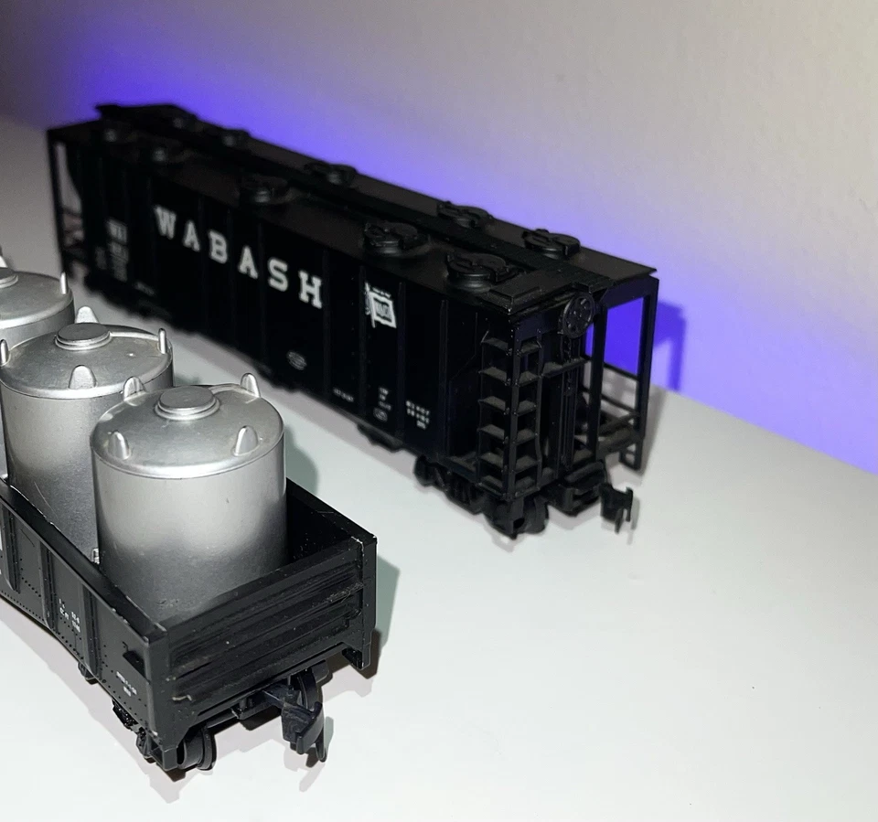 HO scale 2 Car Set in Wabash Livery— Con Cor Mill Gondola with load & AHM Hopper - Image 3 of 4