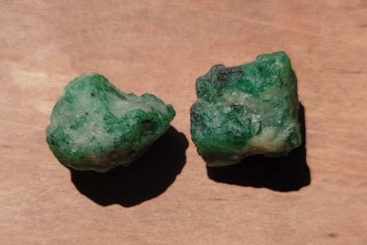 Émeraudes naturelles brutes d'Afghanistan lot de 2 cristaux 23 carats pour la création de bagues