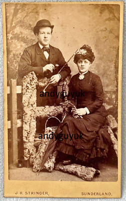 CDV SUNDERLAND STRINGER DAME IN MOTORHAUBE HANDSCHUHEN ADRETTER MANN STOCK FOTO ZAUNREQUISIT