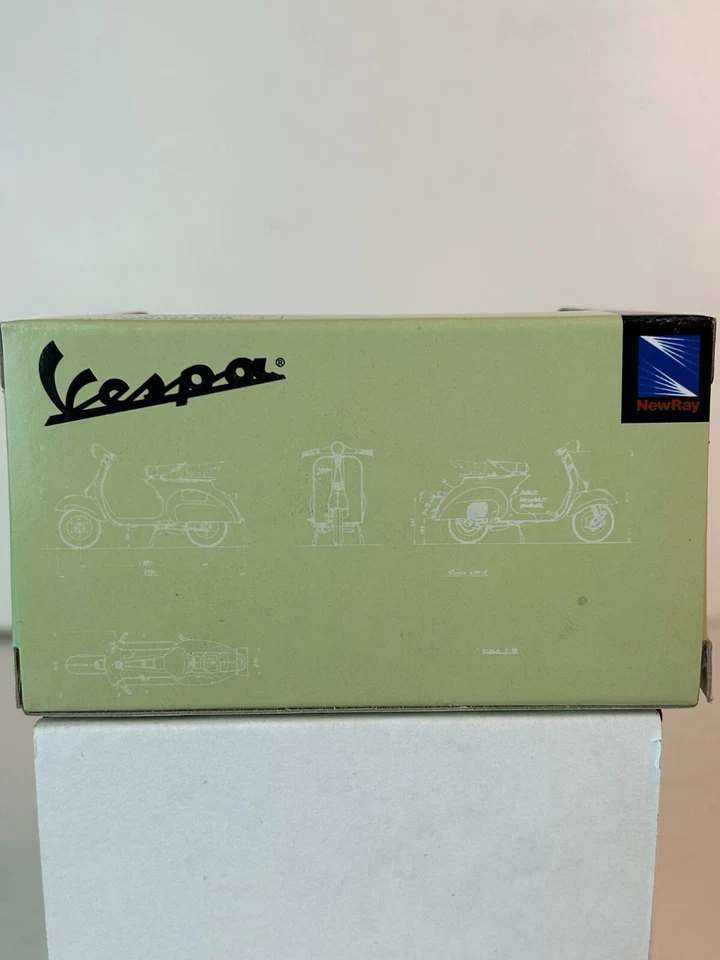 New Ray 1:32 Scale 1955 Vespa 150 GS Scooter - Image 3 of 4