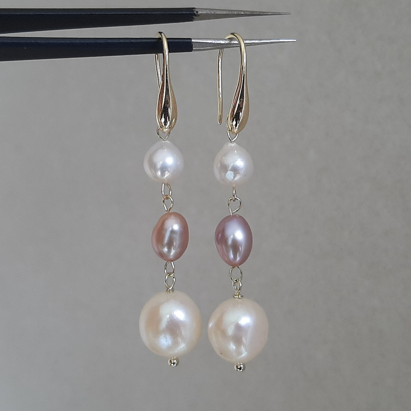 Boucles d'oreilles dormeuses perles de culture roses blanches et or jaune prestigieux