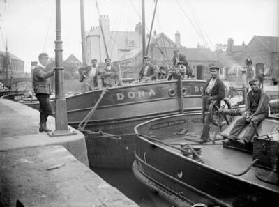 Barges at Brigg, Humberside, 1901. The Ancholme River was first can- Old Photo