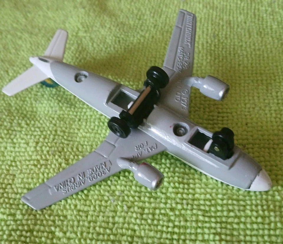 Matchbox Sky Busters, SB28, Diecast Lufthansa A300B Airbus (1973) - Image 3 of 3