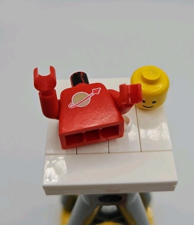 Lego Classic Space Red minifigure with tanks sp005 vintage Gold Small Ribs mf33 - Image 4 of 4