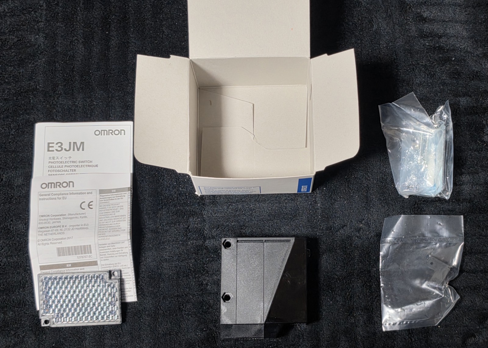 OMRON E3JM-R4M4T-US Retro-Reflective Photoelectric Sensor