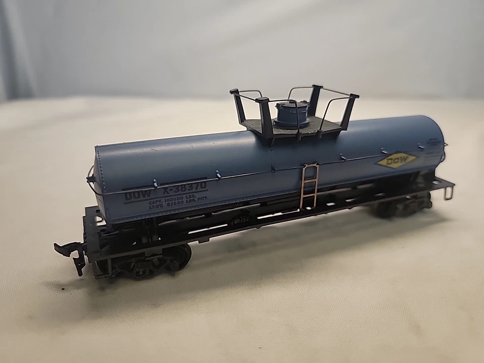 ATHEARN   Dow Chem. Tank Car #1553 1:89 W/ Box; Used - Image 2 of 4