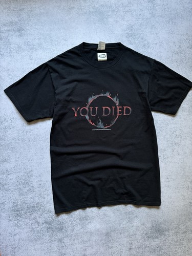 DARK SOULS YOU DEAD BANDAI NAMCO MAGLIETTA PROMO GIOCO GIAPPONESE UFFICIALE UOMO TAGLIA M - Foto 2 di 8
